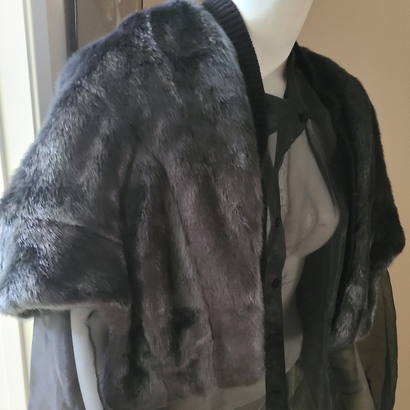 Henri Bendel Faux Fur Shrug Cape NWT - Picture 6 of 6